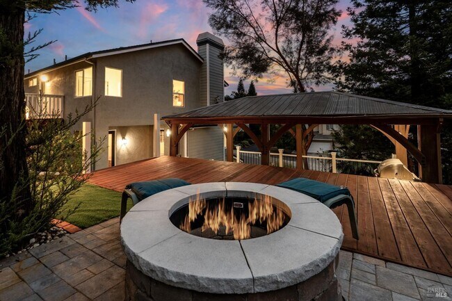 Building Photo - Luxury Living in Fountaingrove