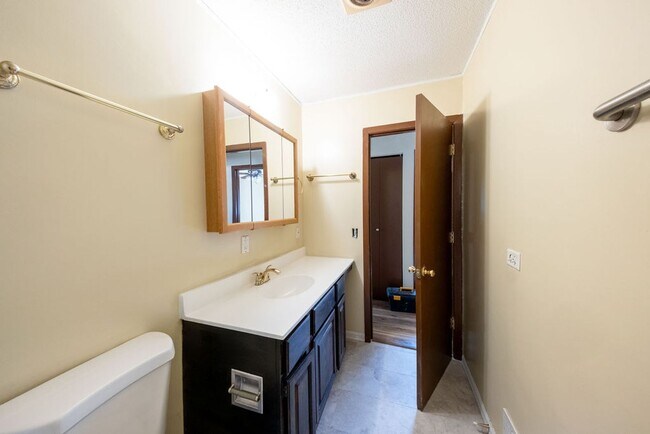 Building Photo - Recently-renovated home perfect for family