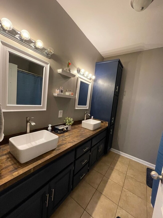 Building Photo - Wakefield Subdivision!  End Unit.