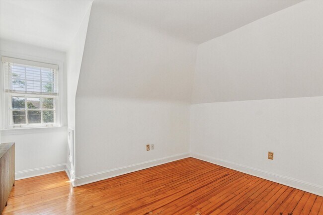 Building Photo - Renovated 2-Bed Carriage Home with Private...