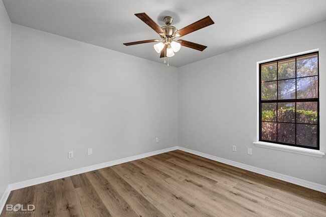 Building Photo - Check Out this 3 bed 2 bath in North Shreveport!