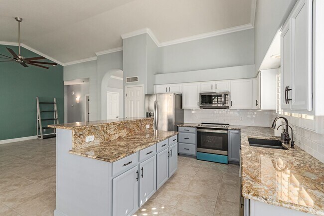 Building Photo - 4 bed 2 bath Stunner w/ Sparkling Pool