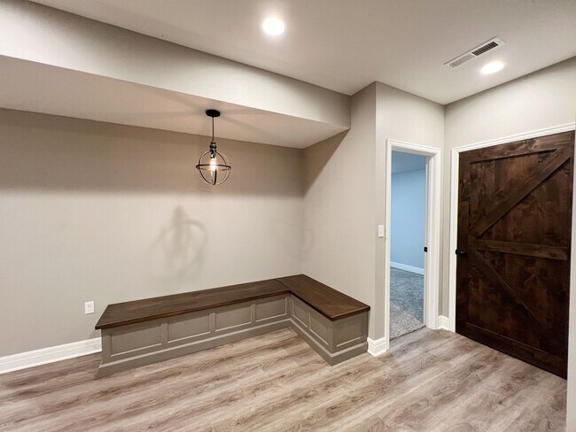 Building Photo - SEE IT NOW: Luxury 5-Bed Home in Wilshire ...