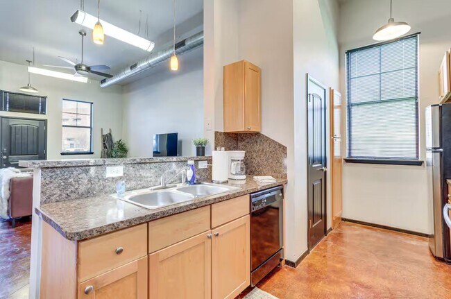 Building Photo - Large furnished Townhome in Norman!