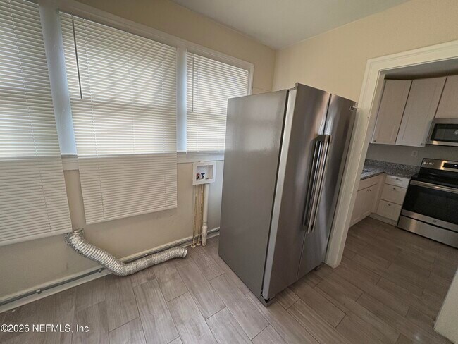 Building Photo - 859 St Clair St