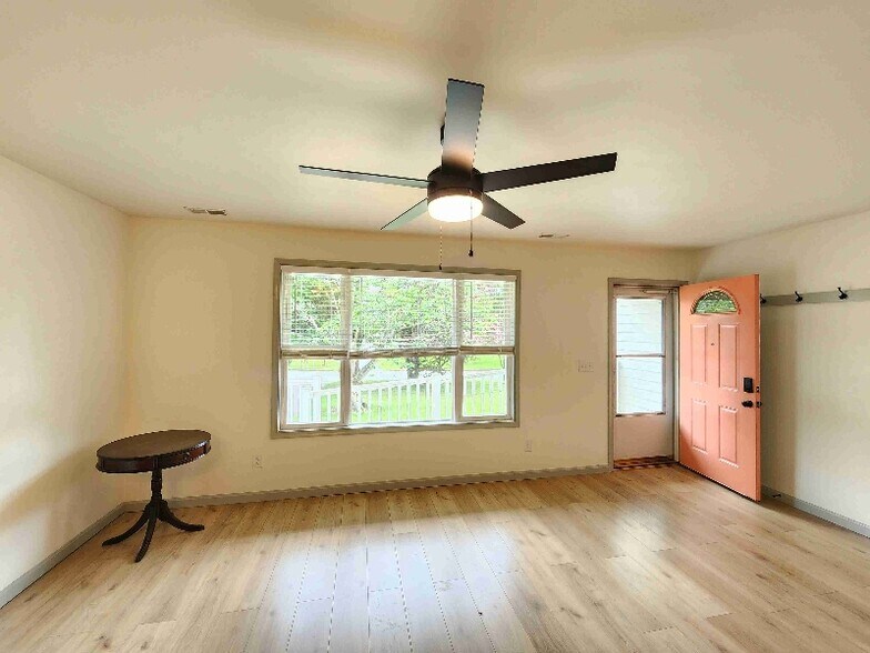 Building Photo - 19 Thruway Dr
