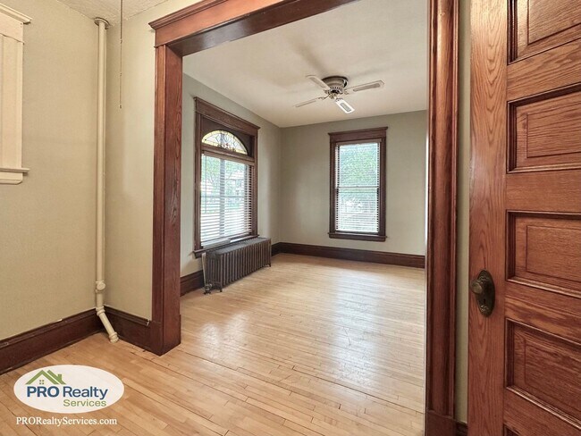 Building Photo - Charming 2 Bedroom Apartment in Northeast ...