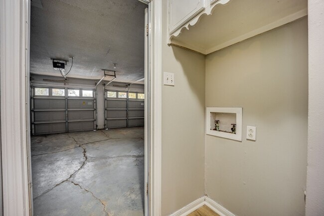 Building Photo - Freshly Updated 3 Bedroom House