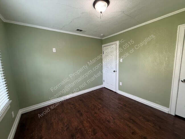 Building Photo - 1478 N Crescent Ave