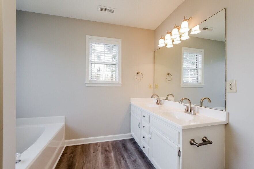 Building Photo - 4009 Beaverbrook Dr