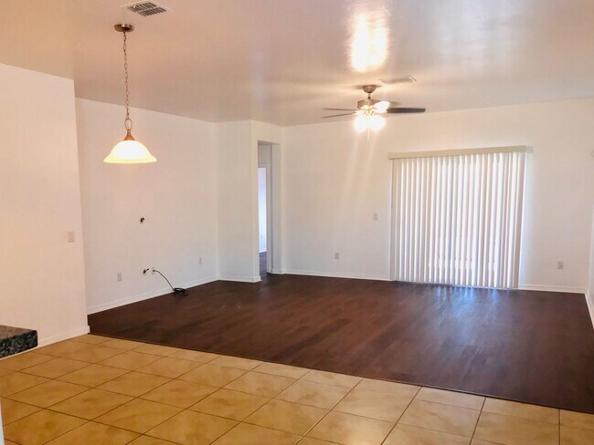 Building Photo - 12872 N White Fence Way