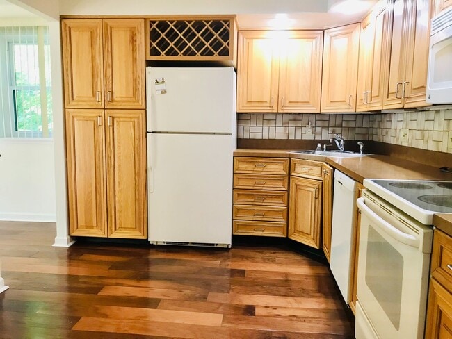 Building Photo - Beautiful 3-Bed/2.5-Bath Townhome in Aston...