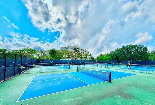 Building Photo - 3351 S Palm Aire Dr