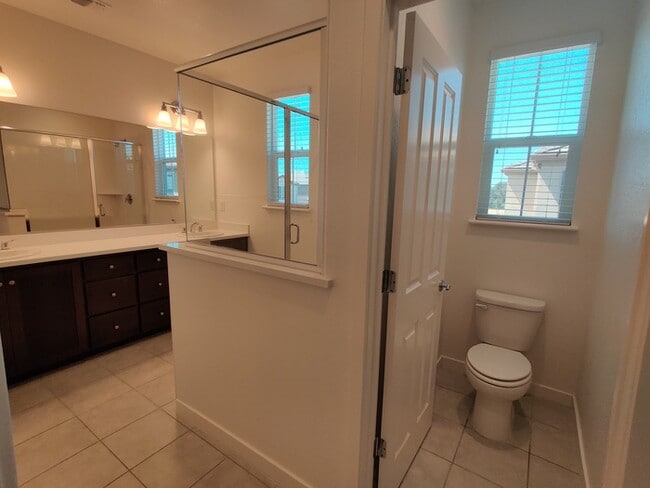 Building Photo - Beautiful 3 bedroom, 2.5 bathroom in Roseville!