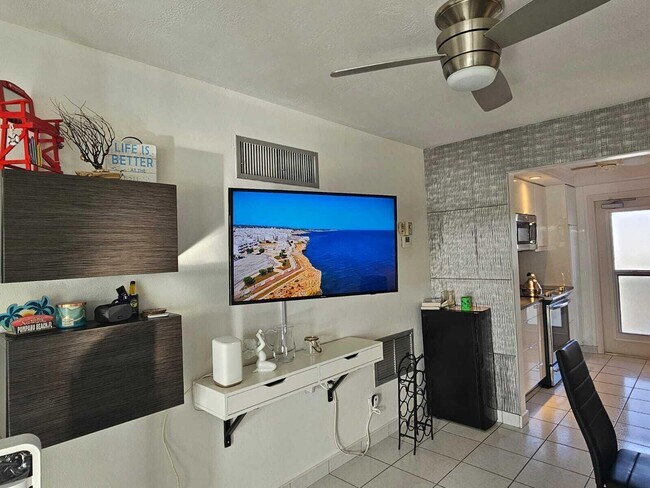 Building Photo - 505 N Riverside Dr