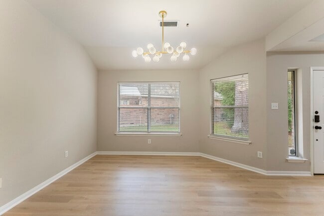 Building Photo - 99 E Foxbriar Forest Cir