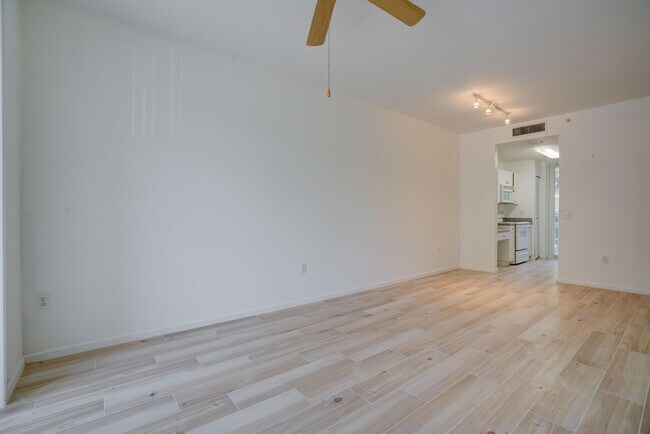 Building Photo - 1136 Town Center Dr