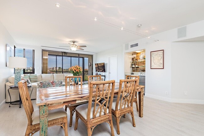 Building Photo - 16940 W Bay Dr