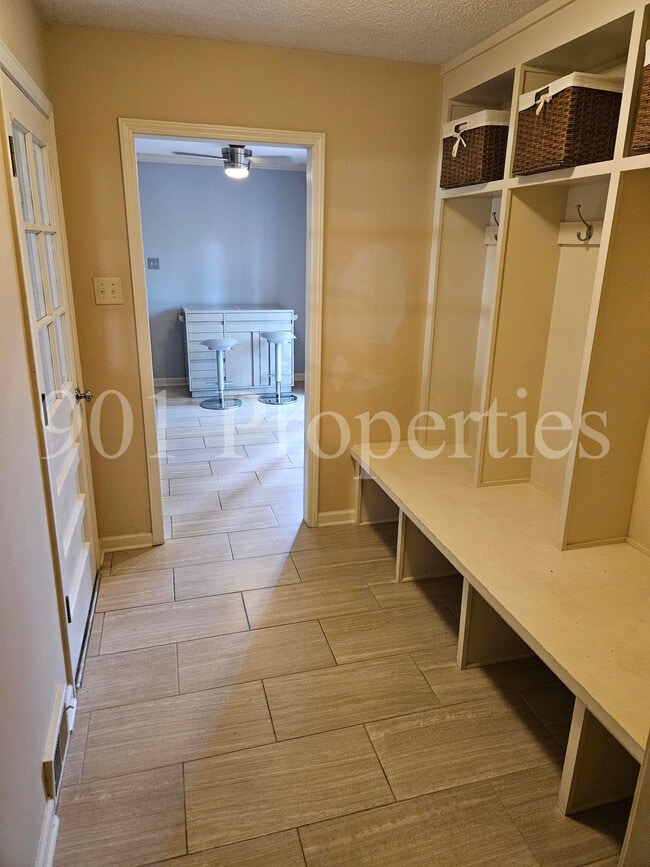 Building Photo - 8595 Riverchase Dr