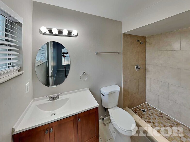 Building Photo - 605 Missionwoode Dr