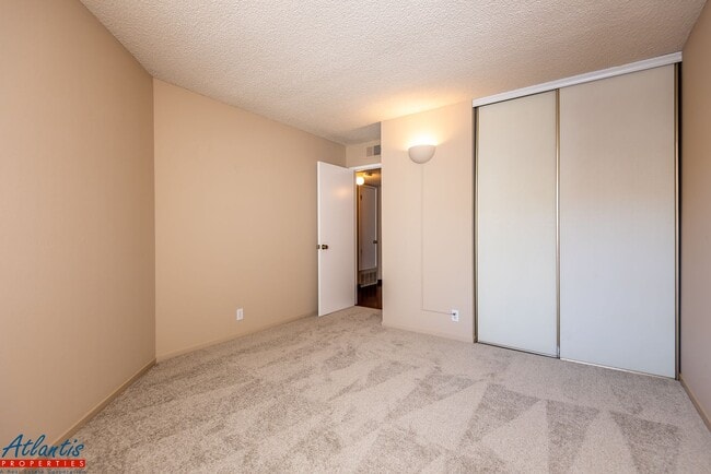 Building Photo - Sunburst Community | Condo | Garage | Balcony