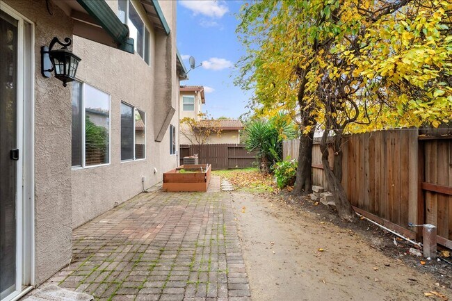 Building Photo - 70 Arches Cir