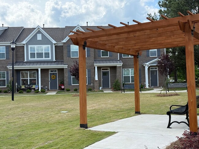 Building Photo - Brand New Townhome in Hickory Ridge School...