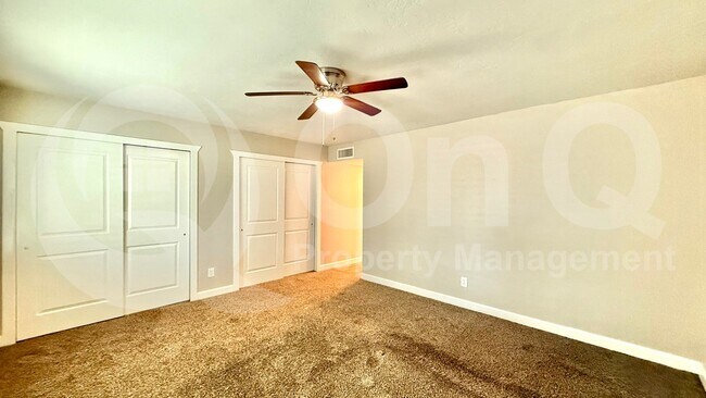 Building Photo - 2502 E Sahuaro Dr