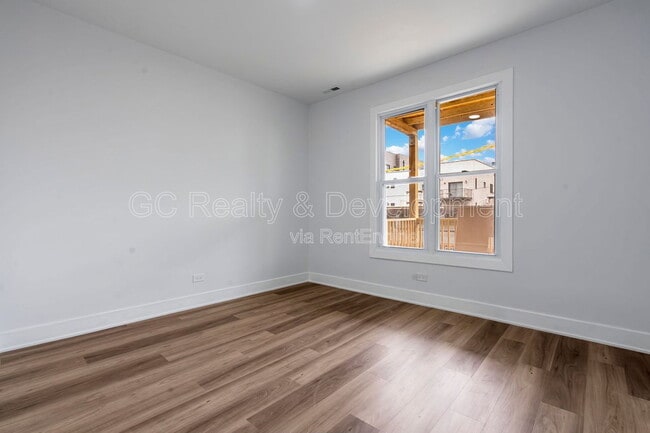 Building Photo - 3744 N Wilton Ave