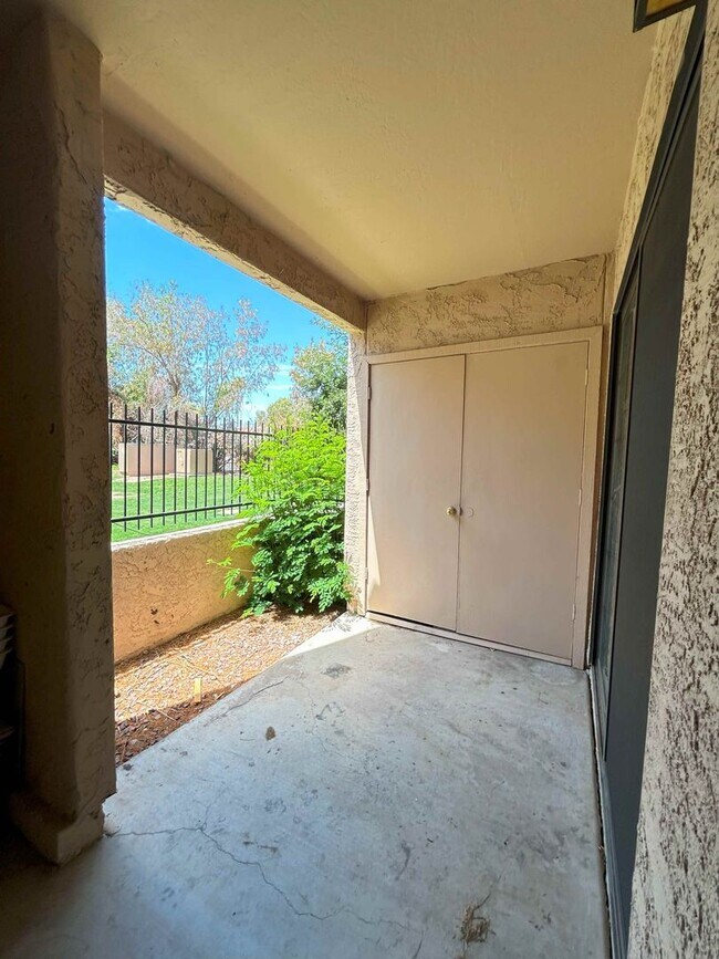 Building Photo - GORGEOUS REMODEL! 2 BEDROOM IN POINTS WEST!