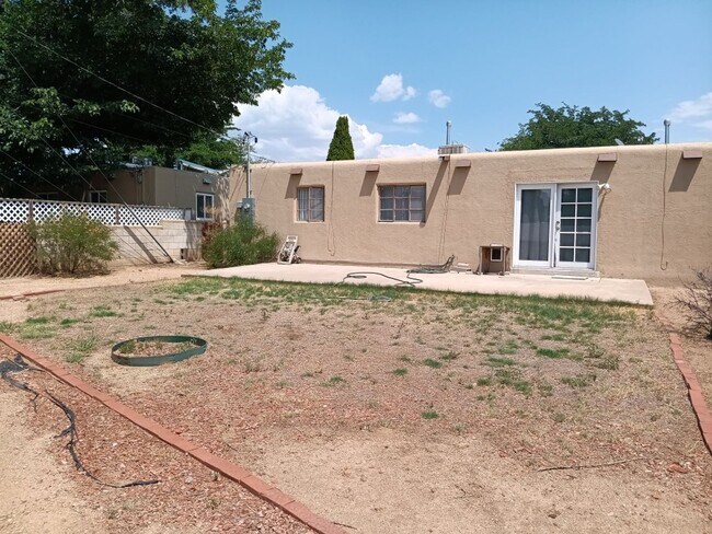 Building Photo - 3 Bedroom, 2-Bathroom in the NE Heights, C...