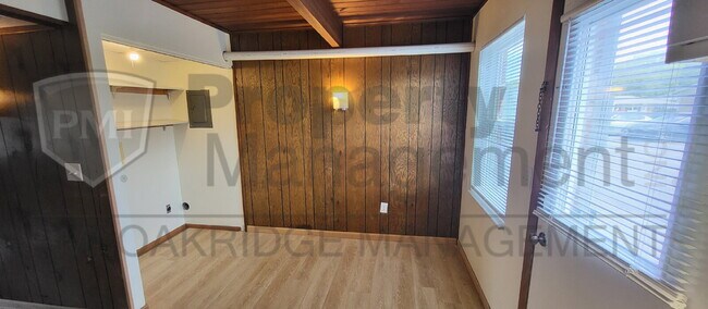 Building Photo - 2 Bed 1.5 Bath Townhome