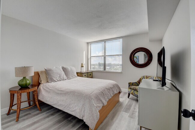 Building Photo - 600 Egret Cir