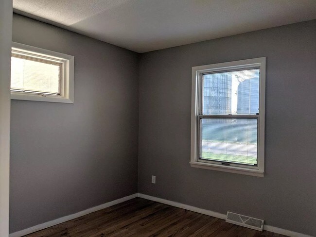 Building Photo - 203 School St