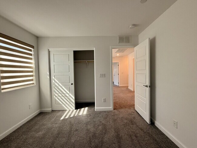 Building Photo - 3 BED 2.5 BATH 2 CAR GARAGE TOWNHOUSE W/ LOFT IN HENDERSON CADENCE COMMUNITY FEAT. COMMUNITY POOL!