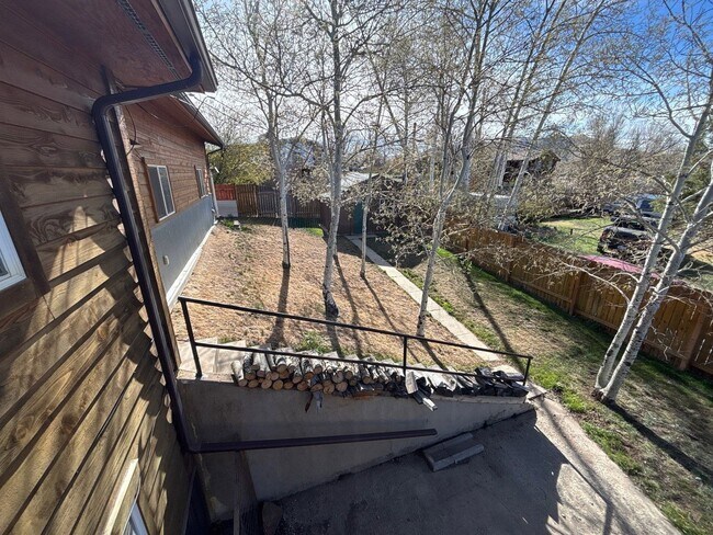 Building Photo - 218 6th St