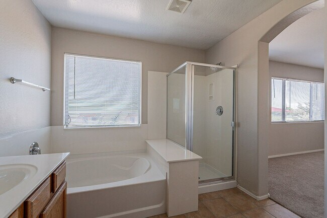 Building Photo - large 3 bedroom home for rent