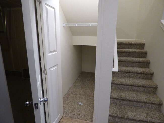 Building Photo - 3 Bed 2.5 Bath townhome off Liberty Rd!