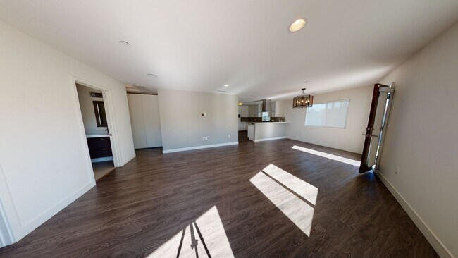 Building Photo - 3 bedroom, 2 bath house in Woodland Hills