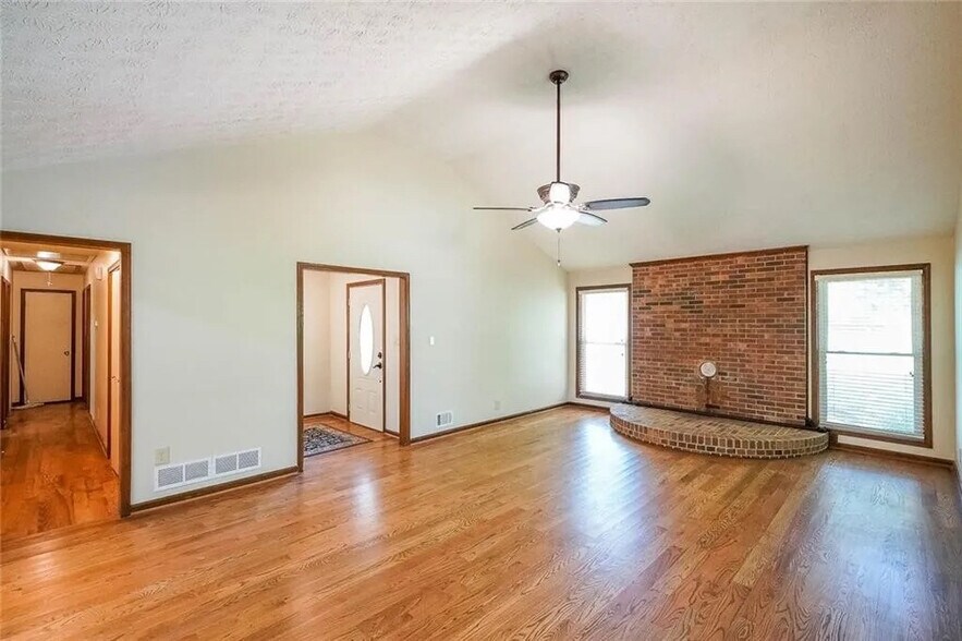 Building Photo - Room in Single Family Home on Azalea Dr