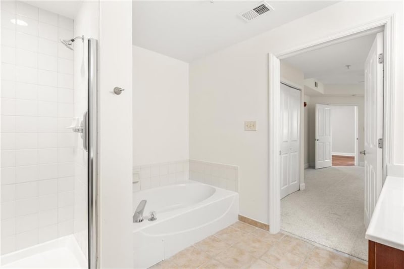 Building Photo - 230 E Ponce de Leon Ave