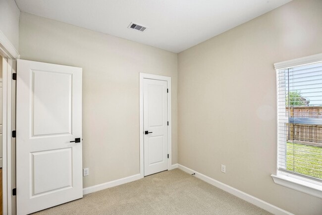 Building Photo - 3085 Sorrento Hl Dr