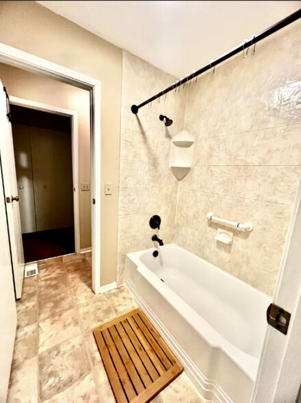 Share Tub/Shower - 4311 Frontenac Dr