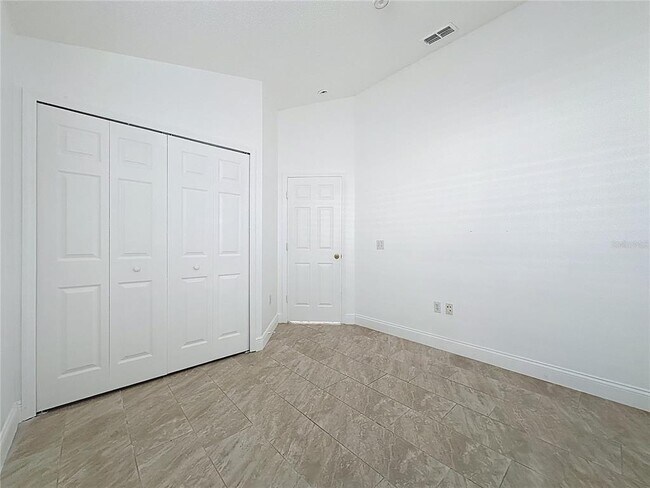 Building Photo - 236 Queen Mary Dr