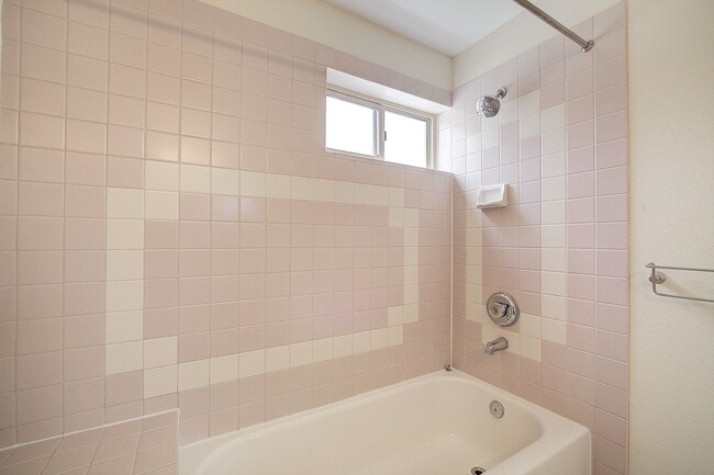 Building Photo - 2bd/2.5ba Kirkland Townhome