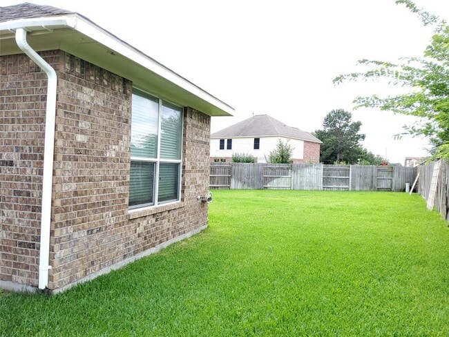 Building Photo - 25047 Lenora Dr