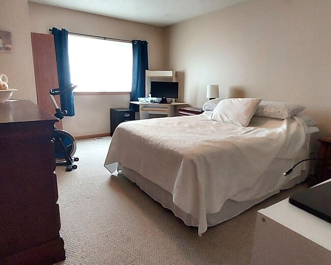 Building Photo - Nice 3 Bedroom 1.5 Bathroom Townhome in Hu...
