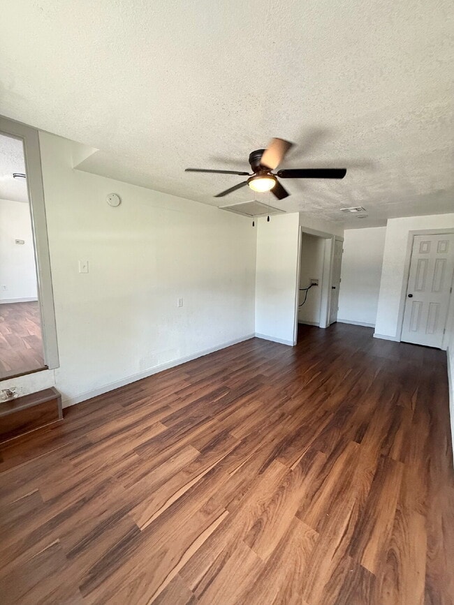 Building Photo - Bright & Spacious 3BR with Large Yard – Gr...