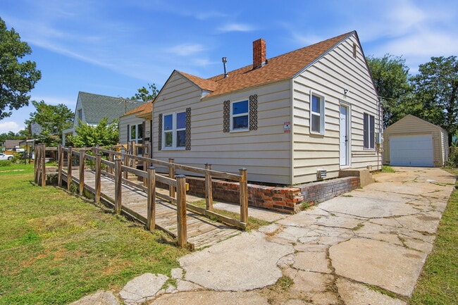 Building Photo - 1236 SW 30th St
