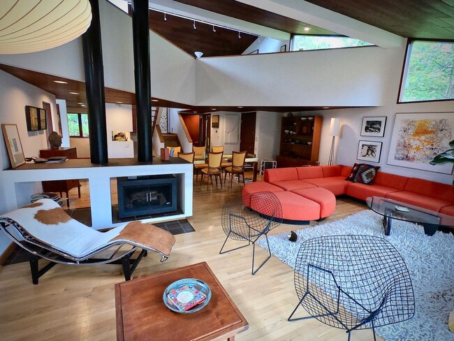 Building Photo - 8/1 Mid Century Modern Private House Bordering Frick Park. 1 of a kind.